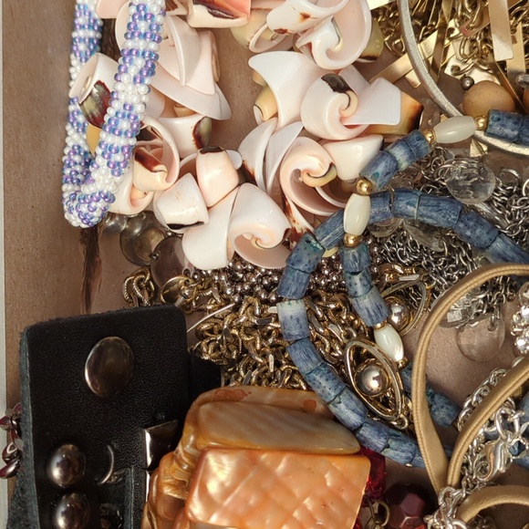 SOLD Bag 6AI - Mixed Wearable Jewelry And Craft Pieces, Many Bracelets 622g - Picture 7 of 9